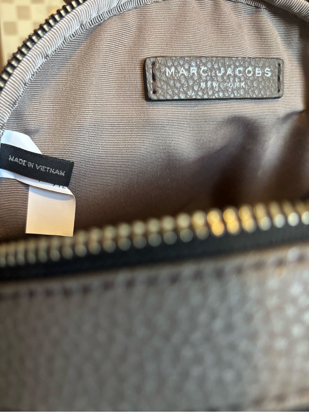 Marc Jacobs Oval Pebbled Leather Crossbody in Gray with Detachable Strap - Picture 9 of 12